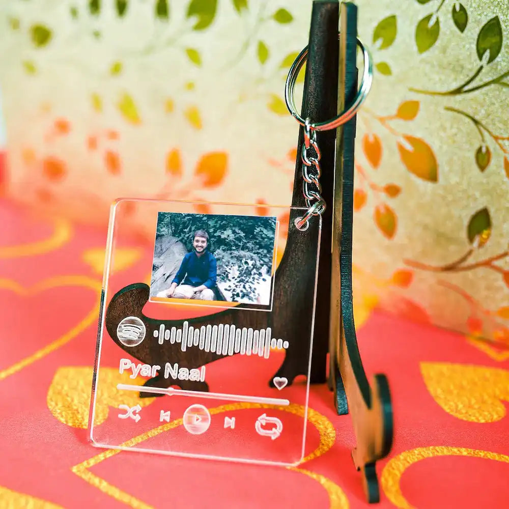 Personalized Spotify keychain featuring a custom image and scannable song code, perfect for gifting music lovers.